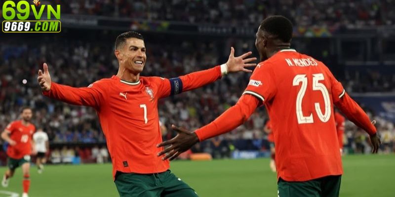 Phút 61 CR7 tung cú volley quyết đoán và đẳng cấp gỡ hòa 2-2 cho bồ đào nha